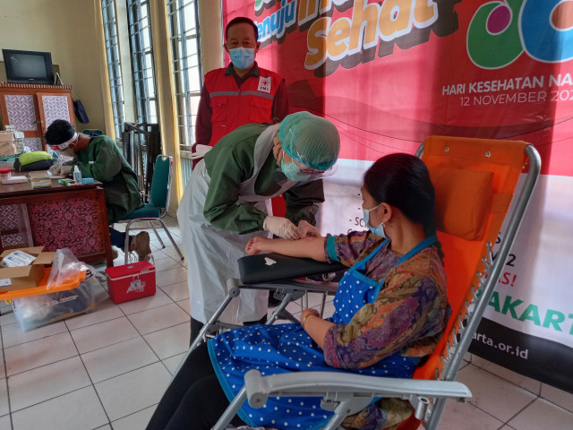 Peringati Hari Kesehatan Nasional, PMI Gelar Rapid Test di Pasar Gede Solo (202116)