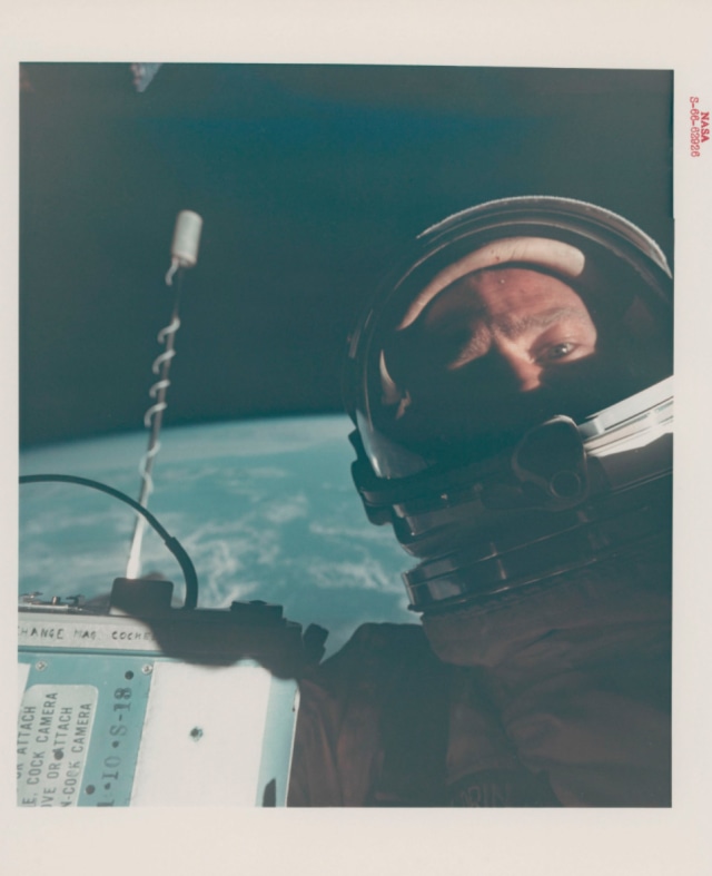 Foto Selfie pertama di luar angkasa oleh astronaut Buzz Aldrin pada misi Apollo 11 tahun 1969 Foto: NASA & Viktor Martin-Malburet via Christie's Auction House