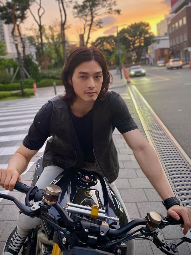 Kim Ji Hoon Minta Maaf Usai Kedapatan Nonton Serial Televisi secara Ilegal (27700)