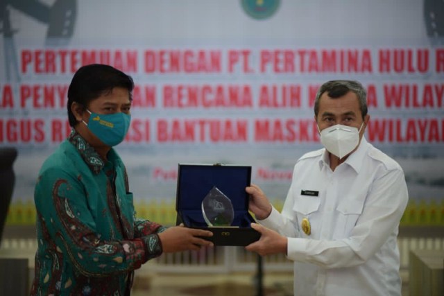 Direktur Pertamina Hulu Rokan Beri Bantuan 200 Ribu Masker Foto: pertamina