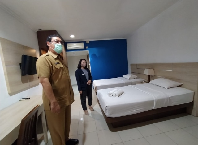Petugas Dinkes Kota Cirebon saat mengecek kamar hotel yang disiapkan untuk tempat isolasi pasien COVID-19 tanpa gejala, beberapa waktu lalu. (Ciremaitoday)