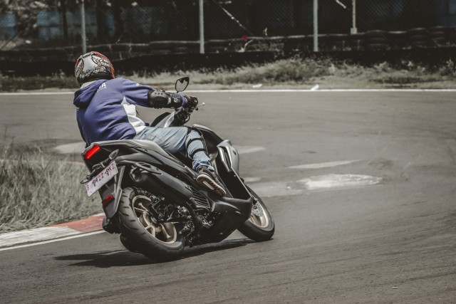 Catatan Kami Setelah Mencoba All New Yamaha Aerox di Jalan Raya dan Sirkuit (571239)