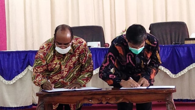 Wali Kota Sorong dan Kakanwil Dirjen Perbendaharaan Provinsi Papua Barat, menanda tangani MOU, foto : Yanti