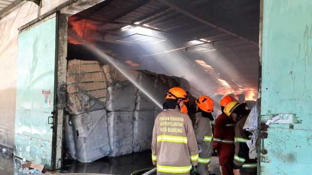 Gudang Penyimpanan Kapas di Bandung Terbakar (338202)