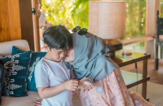 7 Potret Rafathar Bersama Sang Nenek, Amy Qanita (388797)