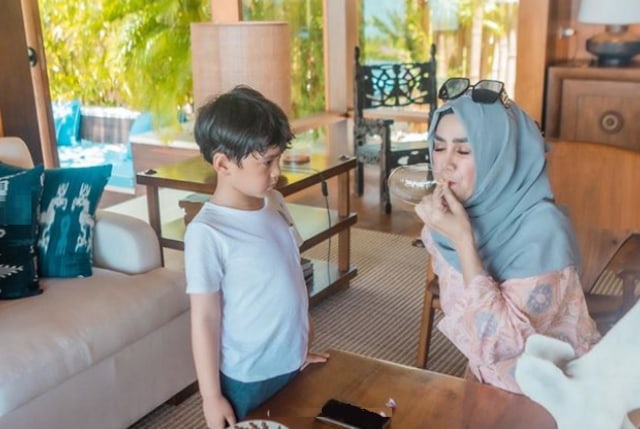 7 Potret Rafathar Bersama Sang Nenek, Amy Qanita (388798)