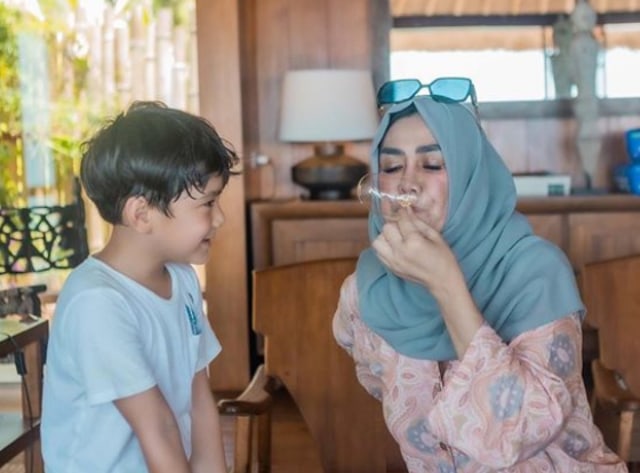 7 Potret Rafathar Bersama Sang Nenek, Amy Qanita (388799)