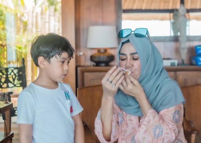 7 Potret Rafathar Bersama Sang Nenek, Amy Qanita (388800)