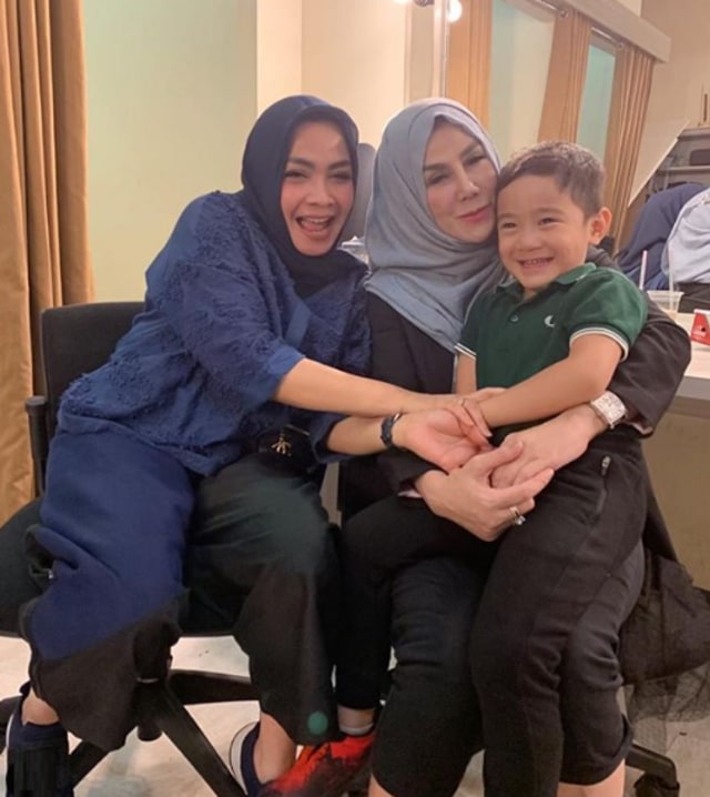 7 Potret Rafathar Bersama Sang Nenek, Amy Qanita (388802)