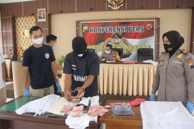 Polisi menunjukkan tersangka Artamto (45) dukun pengganda uang di Mapolres Temanggung, Kamis (12/11/2020). Foto: ari/Tugu Jogja.