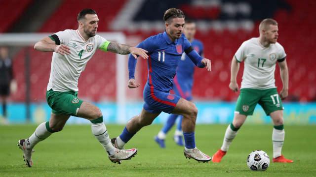 Pemain timnas Inggris Jack Grealish berusaha melewati pemain timnas Republik Irlandia pada pertandingan persahabatan di Stadion Wembley, London, Inggris. Foto: Nick Potts/Pool/REUTERS
