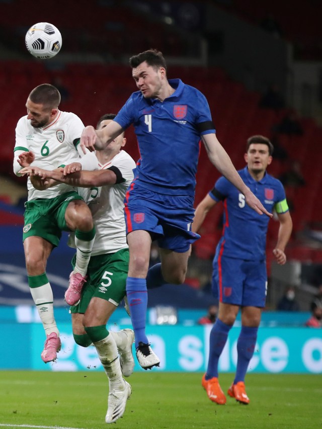 Pemain timnas Inggris Michael Keane berebut bola dengan pemain timnas Republik Irlandia pada pertandingan persahabatan di Stadion Wembley, London, Inggris. Foto: Nick Potts/Pool/REUTERS