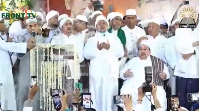 Peringatan Maulid Majelis Ta'lim Al Afaf di Tebet, Jakarta Selatan. Habib Ali duduk di kursi. Foto: Youtube/@FRONT TV