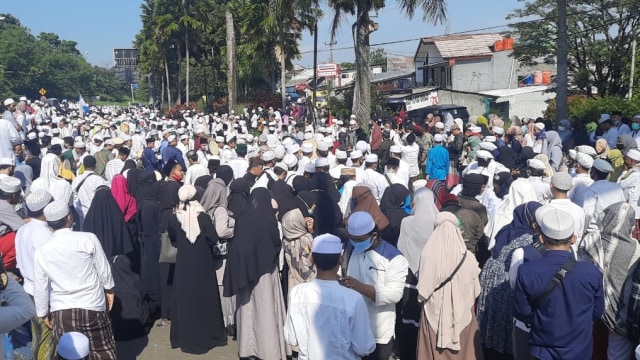 Massa memadati pintu keluar gerbang tol Gadog tunggu kedatangan Habib Rizieq di Megamendung, Bogor, Jumat (13/11). Foto: Dok. Istimewa
