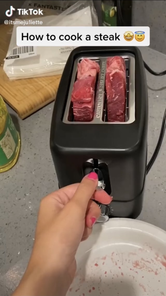 Cara Perempuan Ini Memasak Steak di Panggangan Roti Bikin Netizen Terheran-heran (252850)