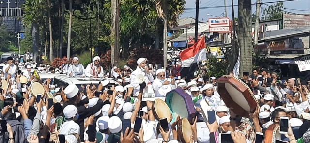 Massa Memadati Tol Gadog Tunggu Kedatangan Habib Rizieq. Foto: Dok. Istimewa