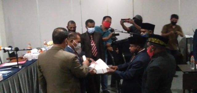 Tampak Bupati menyerahkan materi anggaran perubahan APBD Tahun 2020 kepada dewan untuk dibahas