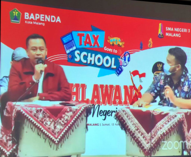 Pengusaha Arie Aripin menjadi salah satu pembicara dalam Tax Goes to School yang digelar secara daring di SMAN 3 Malang, pada Jumat (13/11/20). Foto: Bapenda Kota Malang