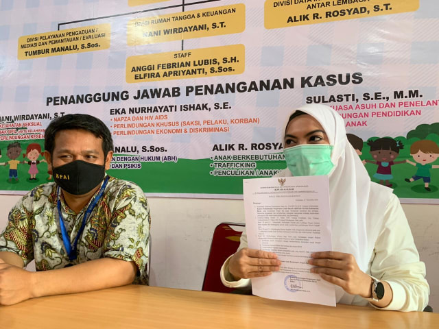 Ketua KPPAD Kalbar, Eka Nurhayati, memberikan keterangan terkait penanganan pada PD, gadis kelas 2 SMA yang memaki Gubernur Kalbar, saat berunjuk rasa. Foto: Teri/Hi!Pontianak