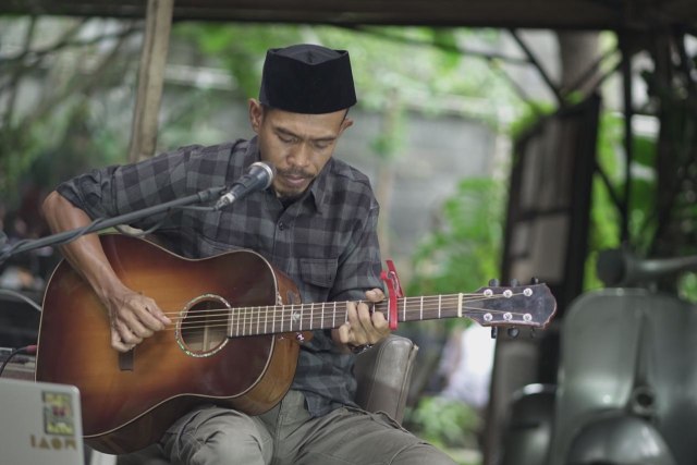 Musisi Jawa Timur, Iksan Skuter. Foto: Dok. Dompet Dhuafa