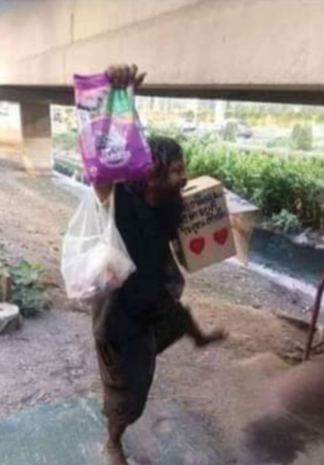 Viral pria asal Thailand bernama Loong Dum yang merupakan tunawisma beri makan kucing liar setiap hari di Bangkok. (Foto: Facebook/Wenda Umar Desfriani)