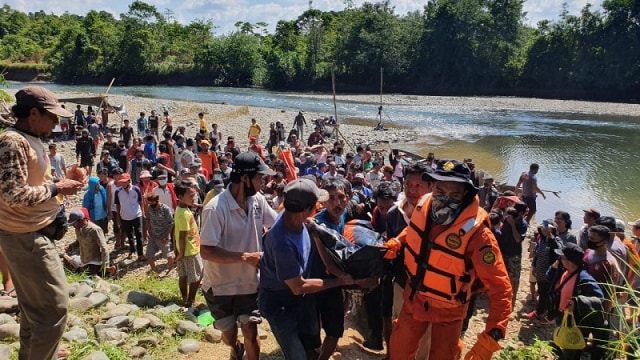 Basarnas bersama warga evakuasi satu korban hanyut di Sungai Pantangoa, Morowali Utara, Sulteng, Jumat (13/11). Foto: Istimewa