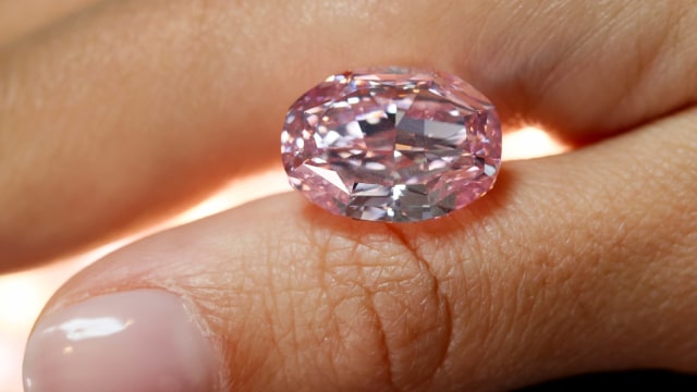 Melihat Penampakan Berlian Pink Langka yang Laku Dilelang Rp 357 Miliar (363303)