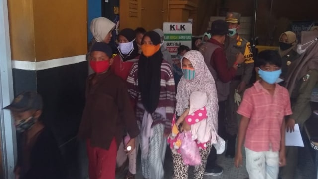 BALITA dan anak-anak terjaring dalam razia dilakukan oleh Satuan Polisi Pamong Praja (Satpol PP) Pekanbaru, Jumat (13/11/2020). 