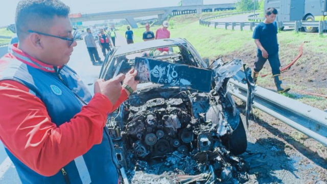 Mobil sedan bernomor polisi B 18 J ludes terbakar di ruas tol Pejagan Kabupaten Brebes, Jumat, 13 November 2020. 