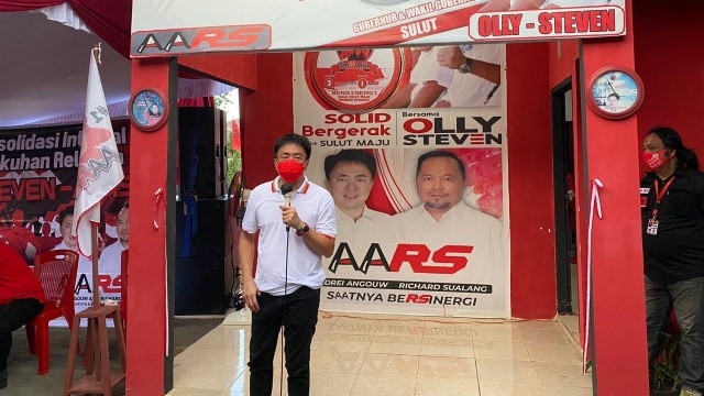 Calon Wali Kota Manado, Andrei Angouw menberikan sambutan usai meresmikan rumah relawan di Perumahan GPI