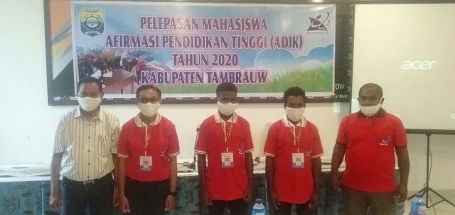 Tampak Kepala Dinas Pendidikan dan Kepal Bidang pose bersama keempat peserta lolos seleksi afirmasi ADIK usai acara pelepasan
