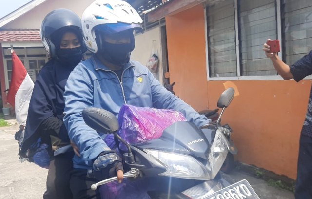 Pasutri asal Sulteng menggunakan sepeda motor menuju Kota Padang sebagai peserta MTQ Nasional 2020. Foto: ist
