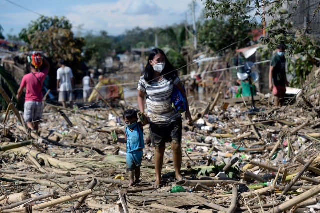 Foto: Warga Filipina Berjibaku dengan Lumpur dan Sampah Imbas Topan Vamco (111797)