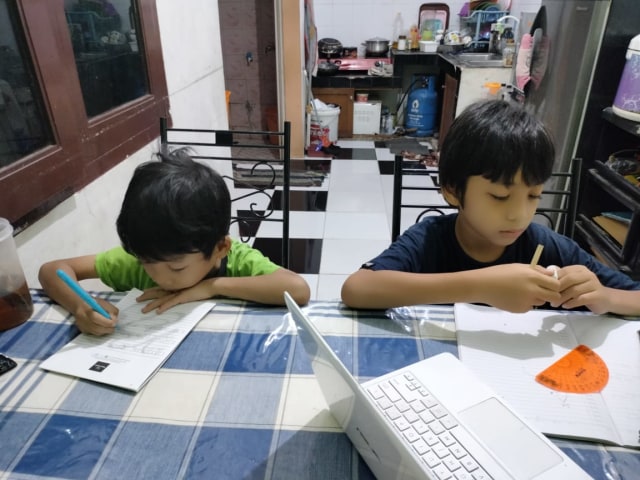 Potret Seorang Siswa Sedang Belajar Matematika
