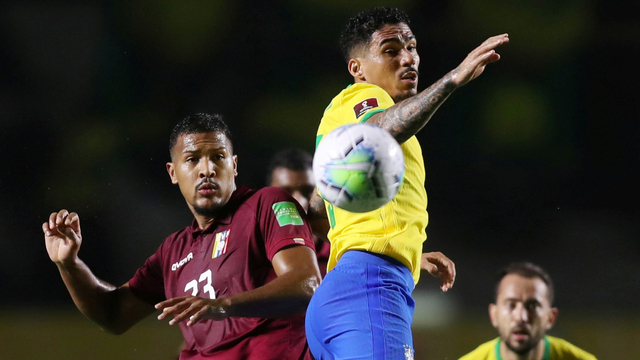 Pemain timnas Brasil Allan berebut bola dengan pemain timnas Venezuela pada pertandingan kualifikasi Piala Dunia 2022 zona Amerika Selatan di Estadio Morumbi, Sao Paulo, Brasil. Foto: Fernando Bizerra/Pool/REUTERS