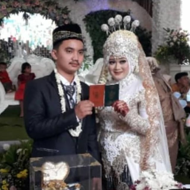 Awalnya cuma main nikah-nikahan waktu SMP, pasangan ini beneran menikah enam tahun kemudian. Foto: Facebook Agus Gunawan