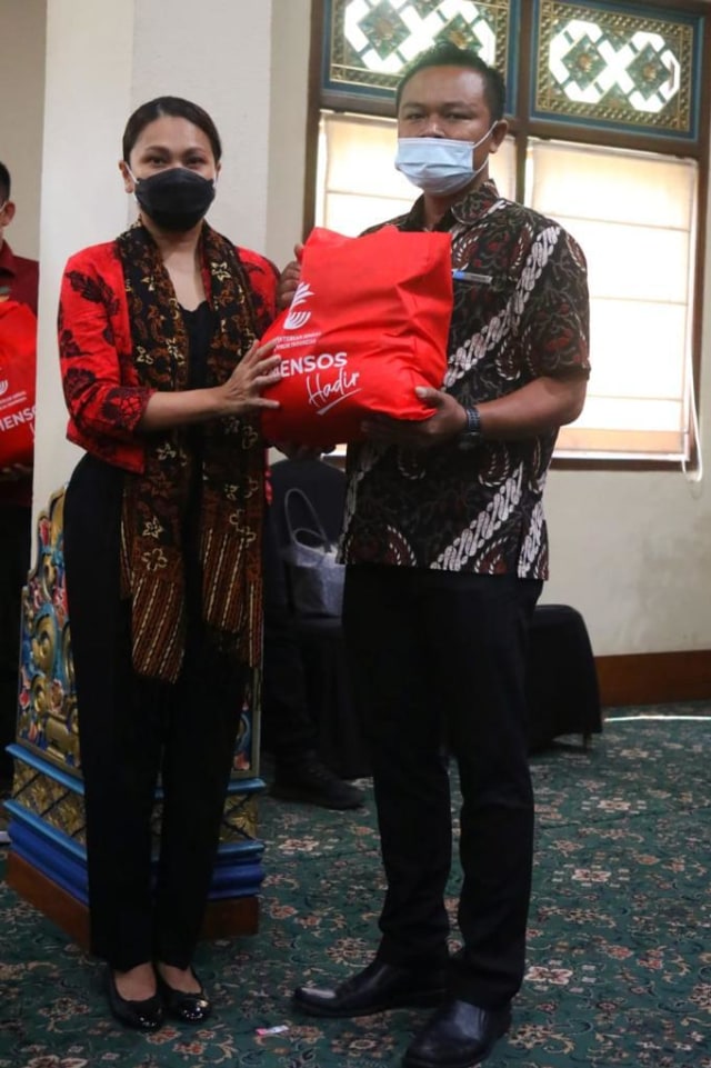 Penasihat Dharma Wanita Persatuan Kemensos RI Grace Batubara memberikan bantuan sembako kepada karyawan hotel di Yogyakarta. Foto: Dok. Kemensos