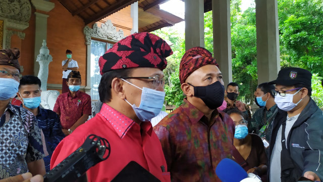 Gubernur Bali Wayan Koster saat menjawab pertanyaan wartawan, Sabtu (14/11/2020) - ACH