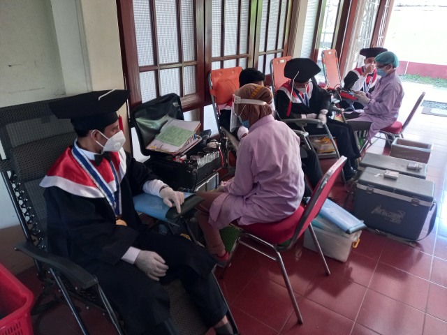 Merasa prihatin dengan menurunnya jumlah stok darah di Indonesia, Politeknik Akbara Prodi Teknologi Bank Darah mengharuskan para wisudawannya melakukan donor darah pada saat wisuda