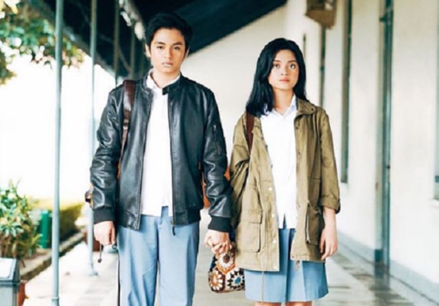 Sejoli anak SMA yang peduli setan cuaca Jakarta yang penting modis pake fashion koleksi winter dalam film Di Bawah Umur | Dok. MD Pictures/Disney+ Hotstar