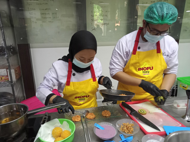 Azizah dan Rafi, peserta kompetisi kreasi menu tempe tahu yang diselenggarakan Ottimmo International Mastergourmet Academy, Sabtu (14/11). Foto-foto: Masruroh/Basra﻿