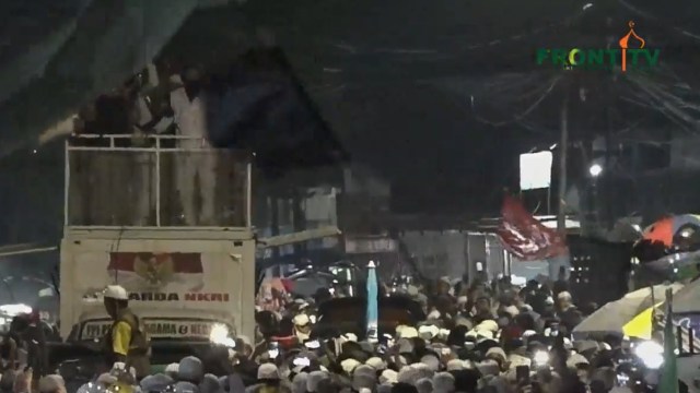 Jemaah mulai membubarkan diri usai menghadiri peringatan Maulid Nabi di DPP FPI, Petamburan, Jakarta. Foto: Youtube/@FRONT TV