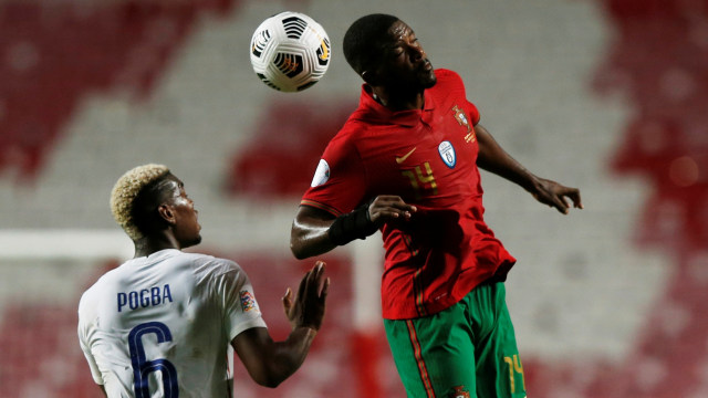 Pemain timnas Prancis Paul Pogba berebut bola dengan pemain timnas Portugal William Carvalho pada pertandingan UEFA Nations League di Estadio da Luz, Lisbon, Portugal. Foto: Rafael Marchante/REUTERS