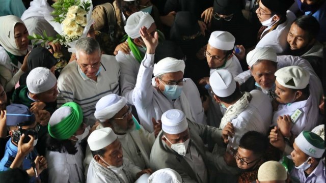 Habib Rizieq Syihab melambaikan tangan setibanya di Bandara Soekarno Hatta, Tangerang, Selasa (10/11). Foto: Aditya Noviansyah/kumparan