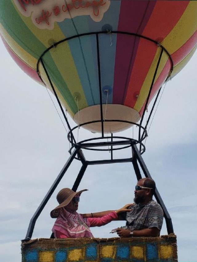 Wahana balon Udara di Pantai Mentari' A. Foto: Dok Hi!Pontianak