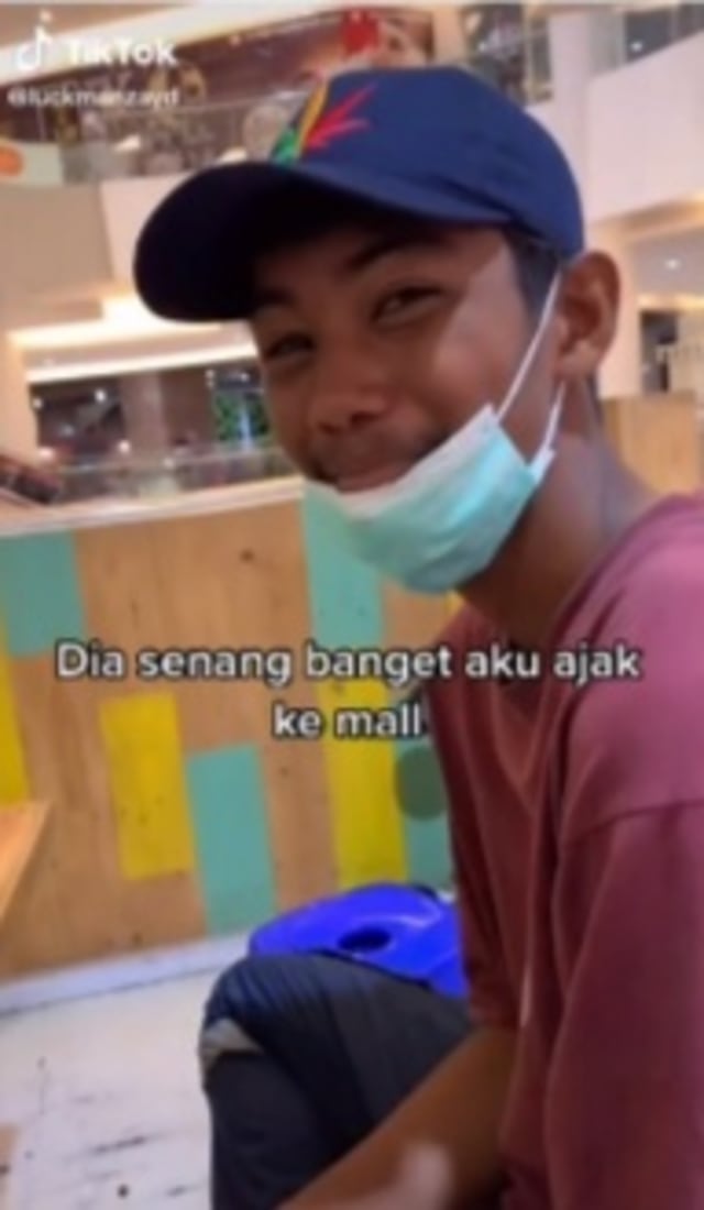 Viral pemuda asal Banjarmasin, Kalimantan Timur, tersipu malu saat pertama kali ke mal. (Foto: TikTok/@luckmanzayd)