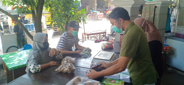 Bertukaran sayuran dan sembako dilakukan oleh pedagang di Pasar Legi Kota Solo. Tukar menukar ini sendiri diwadahi oleh komunitas pemuda, di mana sudah berlangsung beberapa bulan ini