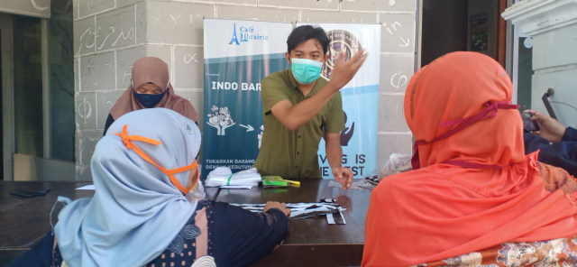 Pedagang Dapat Barter Sembako dengan Sayuran di Kompleks Pasar Legi, Solo (302435)
