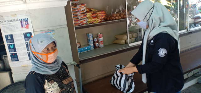 Pedagang Dapat Barter Sembako dengan Sayuran di Kompleks Pasar Legi, Solo (302436)