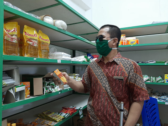 Karjono berada di toko klontong Koperasi Syariah  Almuhajirin Siwalankerto Sejahtera. Foto-foto: Amanah Nur Asiah/Basra